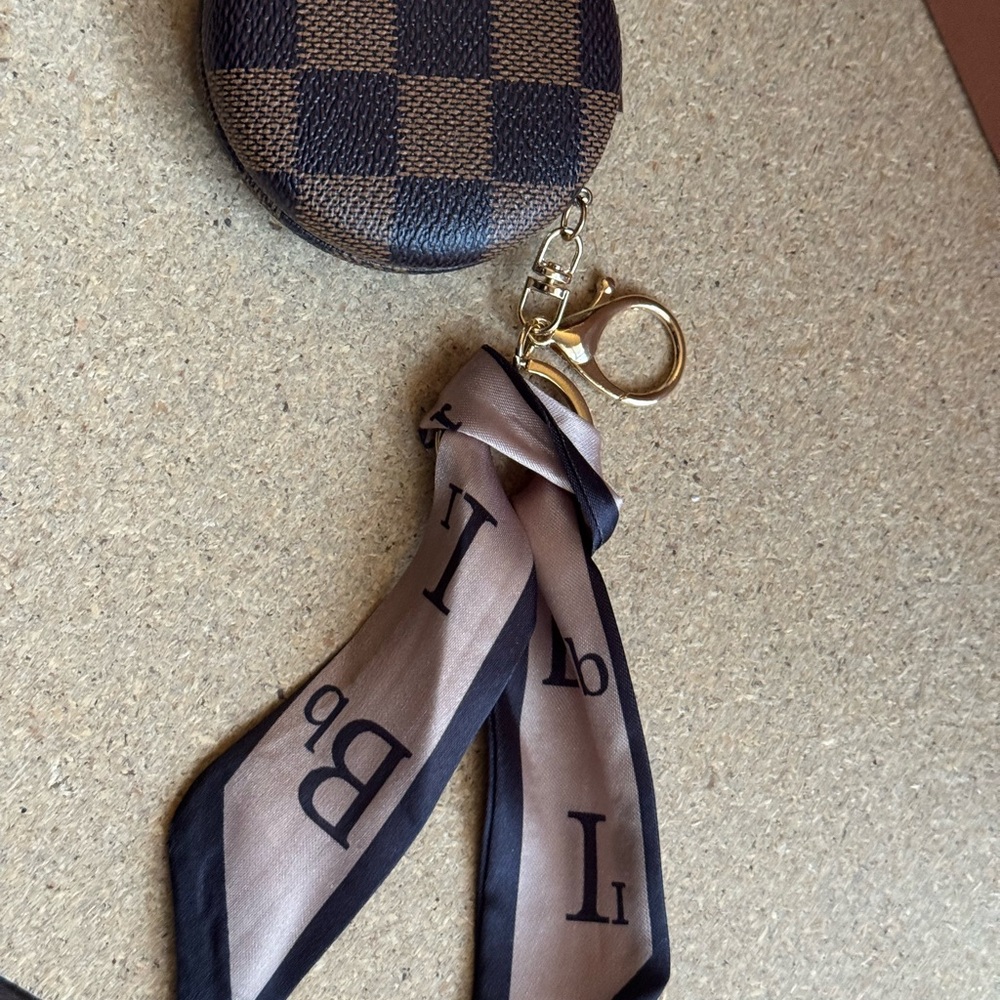 Elegant Upcycled Checkered Coin Purse with Keychain and Compact Pocket Mirror